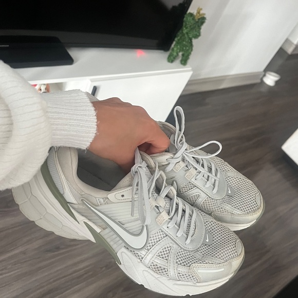 Nike Women’s V2K Run Shoes - Picture 12 of 12